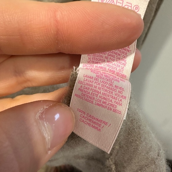 VICTORIA SECRET 100% CASHMERE WRAP TOP CARDIGAN -
M/L - Picture 4 of 9